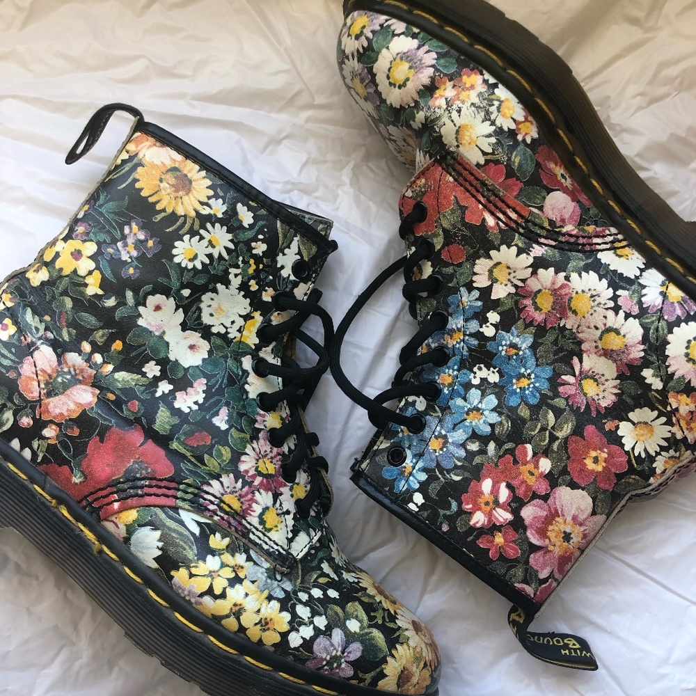 Dr Martens 1460 Vintage floral boots woman’s 9